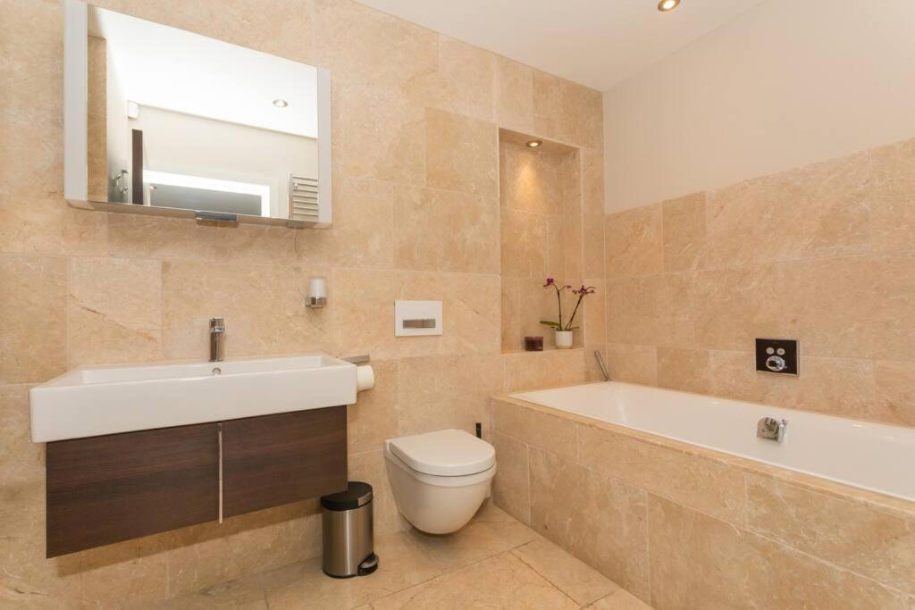 Stylish Penthouse Apartment With Hot Tub Bath Eksteriør billede
