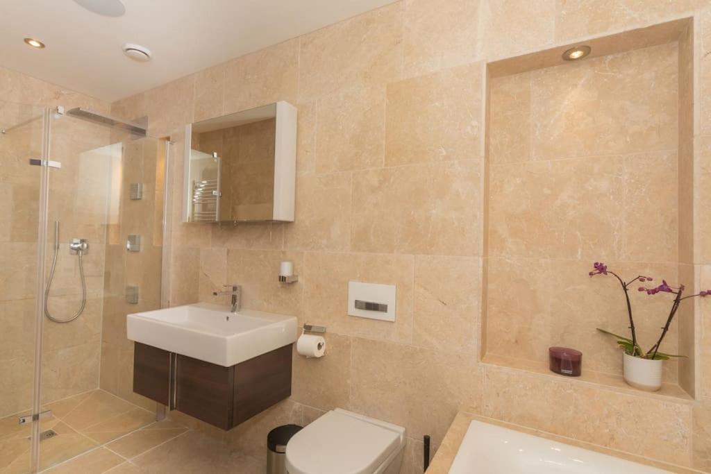 Stylish Penthouse Apartment With Hot Tub Bath Eksteriør billede