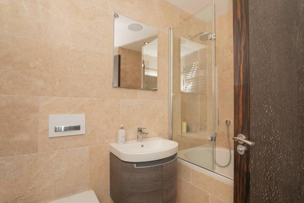 Stylish Penthouse Apartment With Hot Tub Bath Eksteriør billede