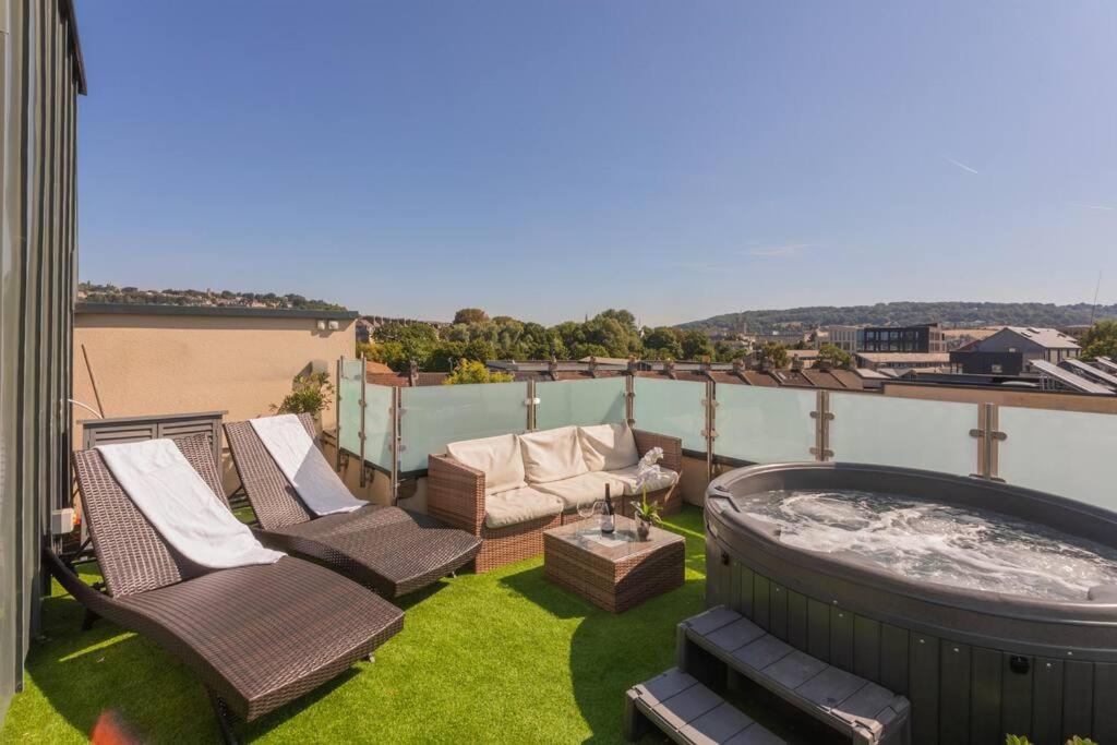 Stylish Penthouse Apartment With Hot Tub Bath Eksteriør billede